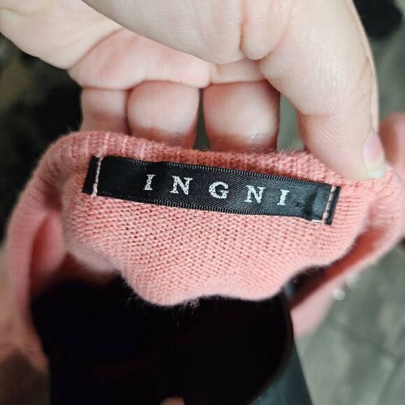 Ingni Short Sleeved Sweater with Floral Applique - Picture 7 of 8